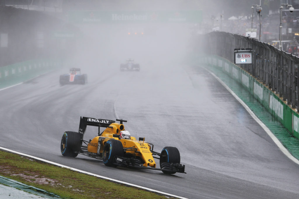 Kevin Magnussen (DEN) Renault Sport F1 Team RS16. Brazilian Grand Prix, Sunday 13th November 2016. Sao Paulo, Brazil.